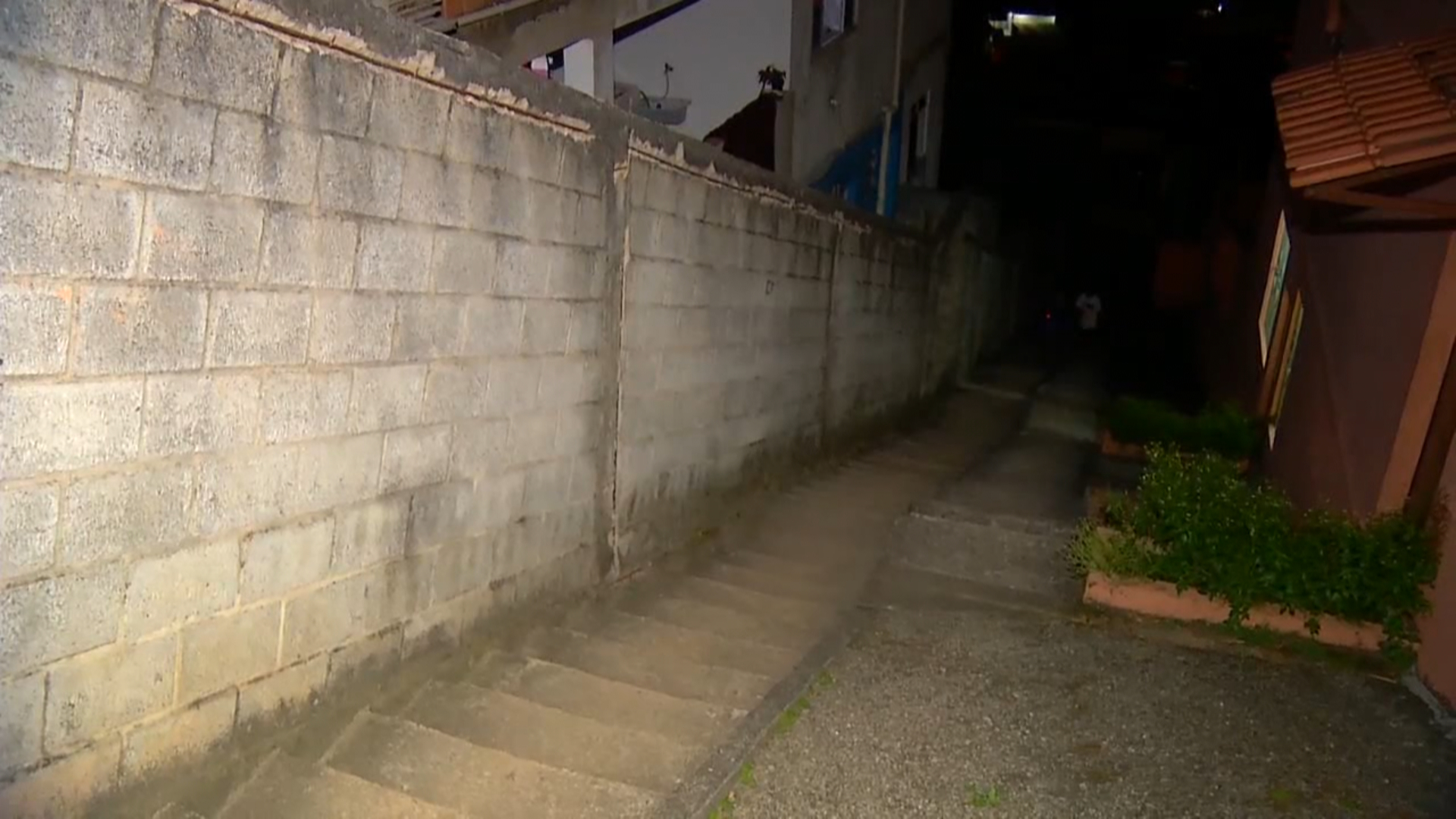 Medo: falta de iluminação deixa escadão perigoso